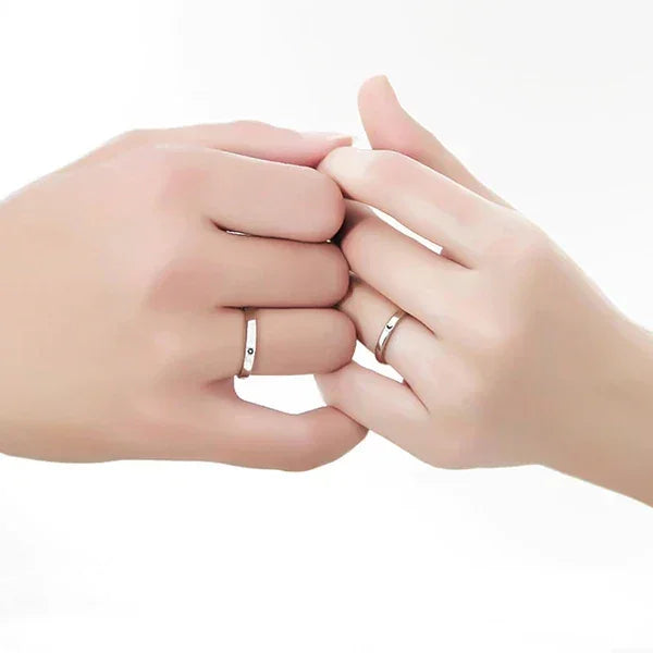 Especificações: Material: Prata 925. Tamanho: Tamanho ajustável, servindo do tamanho 10 ao 25. Quantidade: 2 alianças (1 par).