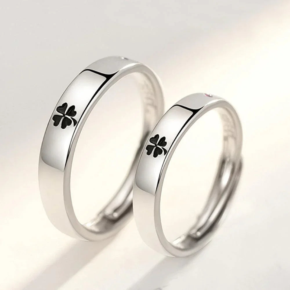 Par de Alianças Você é Minha Sorte Especificações: Material: Aço inoxidável. Tamanho: Tamanho ajustável, servindo do tamanho 10 ao 25.