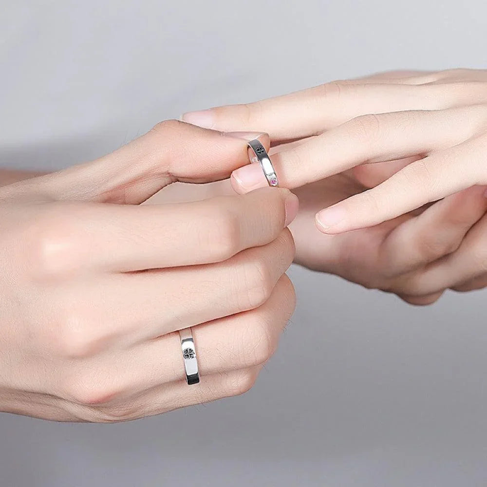 Par de Alianças Você é Minha Sorte Especificações: Material: Aço inoxidável. Tamanho: Tamanho ajustável, servindo do tamanho 10 ao 25.