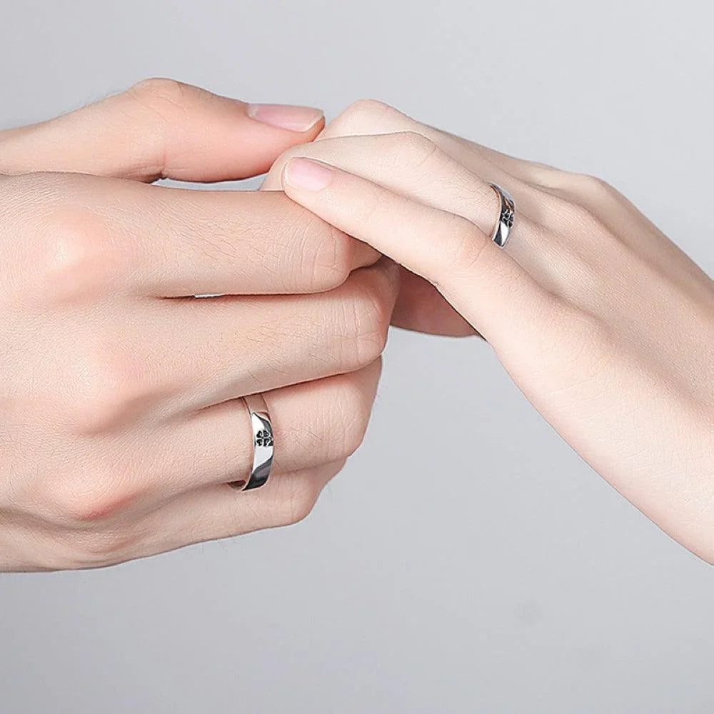 Par de Alianças Você é Minha Sorte Especificações: Material: Aço inoxidável. Tamanho: Tamanho ajustável, servindo do tamanho 10 ao 25.