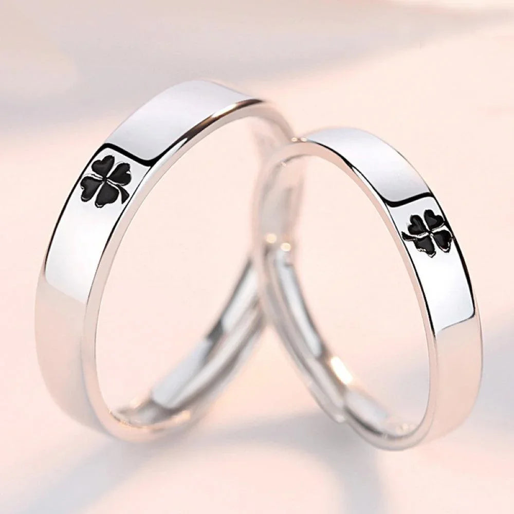 Par de Alianças Você é Minha Sorte Especificações: Material: Aço inoxidável. Tamanho: Tamanho ajustável, servindo do tamanho 10 ao 25.