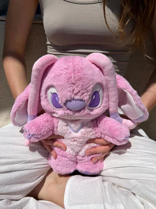 Pelúcia anti-cólica com bolsa térmica removível. Tecido antialérgico, alívio rápido com calor, ideal para todas as idades. Conforto, segurança e fofura.