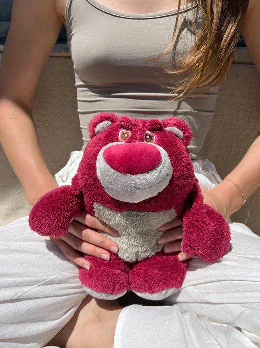 Pelúcia anti-cólica com bolsa térmica removível. Tecido antialérgico, alívio rápido com calor, ideal para todas as idades. Conforto, segurança e fofura.