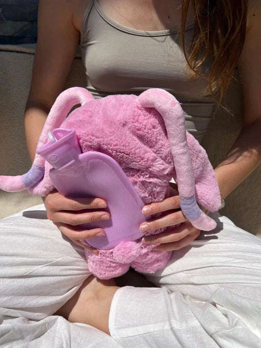 Pelúcia anti-cólica com bolsa térmica removível. Tecido antialérgico, alívio rápido com calor, ideal para todas as idades. Conforto, segurança e fofura.