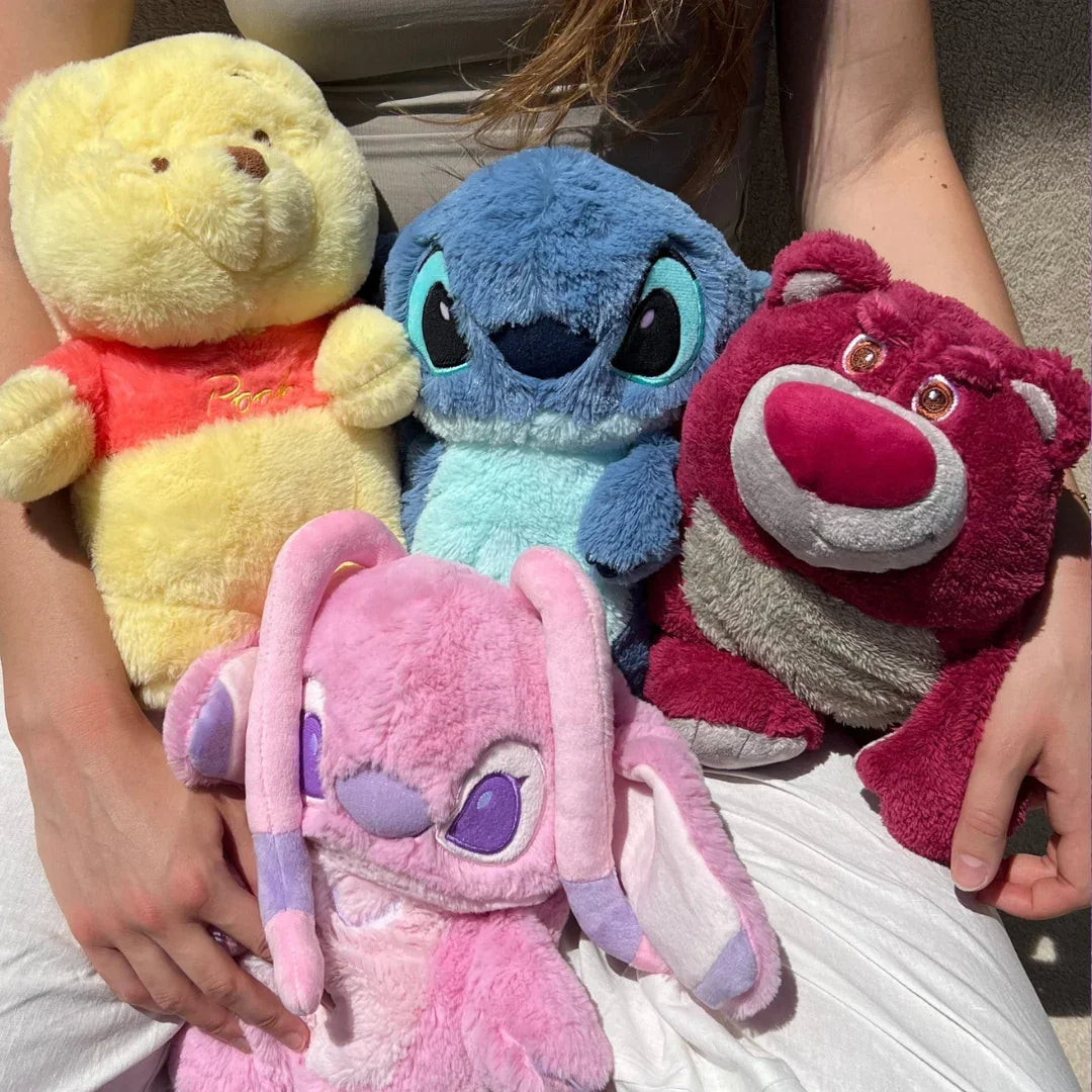 Pelúcia anti-cólica com bolsa térmica removível. Tecido antialérgico, alívio rápido com calor, ideal para todas as idades. Conforto, segurança e fofura.