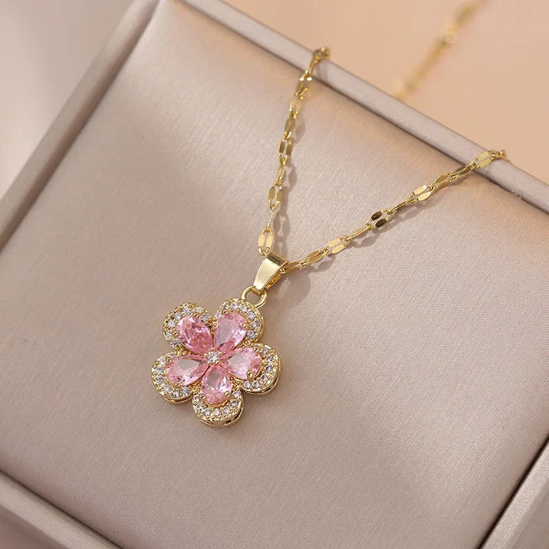 Colar Flor de Sakura Banhado a Ouro 18K