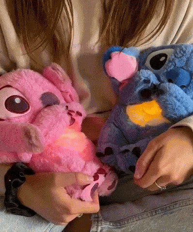Pelúcia Stitch interativa! 🌟 Macia e luminosa, simula respiração, move as orelhas e traz aconchego. Perfeita para relaxar e aliviar o estresse!