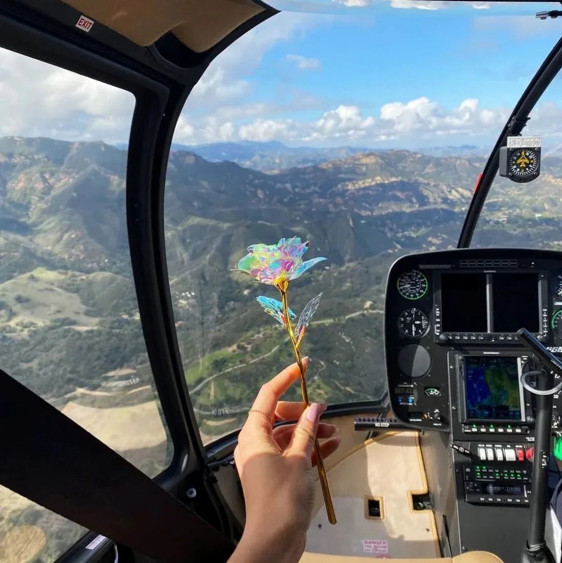 Kit com 5 Rosas Galáxia banhadas a ouro, artesanais e duradouras. Presente único que surpreende e emociona mulheres de todas as idades.