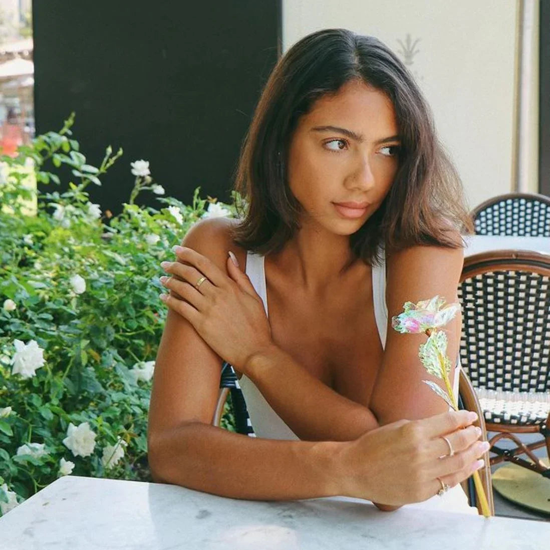 Kit com 5 Rosas Galáxia banhadas a ouro, artesanais e duradouras. Presente único que surpreende e emociona mulheres de todas as idades.