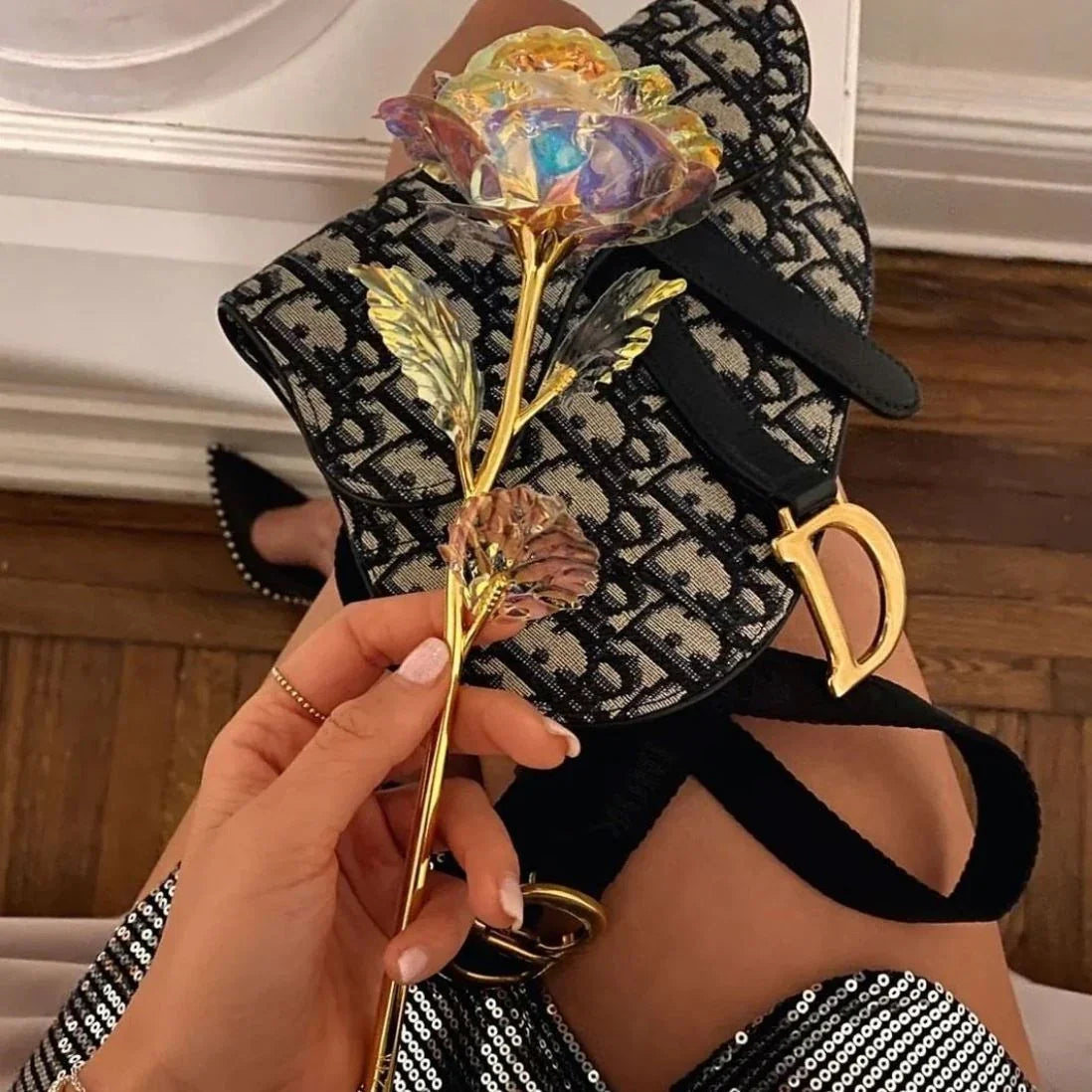 Kit com 5 Rosas Galáxia banhadas a ouro, artesanais e duradouras. Presente único que surpreende e emociona mulheres de todas as idades.