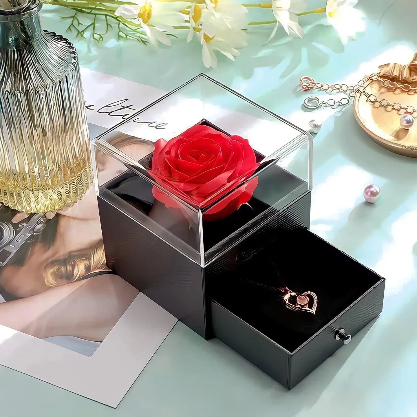 Colar "Eu Te Amo" em 100 idiomas com Rosa Eterna. Em prata 925, com caixa e cartão. Presente ideal para expressar amor eterno em qualquer ocasião.