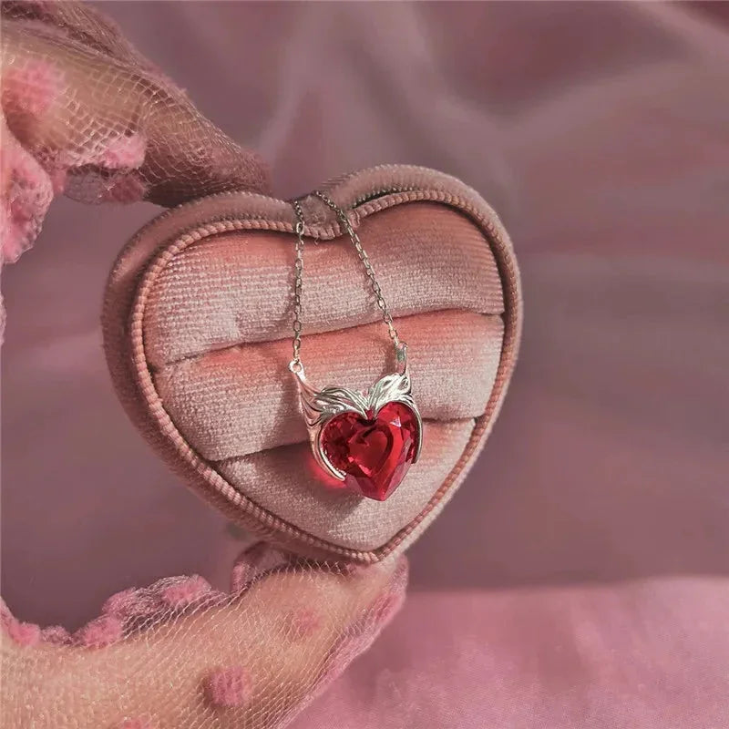 Colar Rainha em metal inox, folheado a ouro 14k ou prata com pedra zircônia. Design delicado, fecho seguro e alta durabilidade para destacar seu estilo.