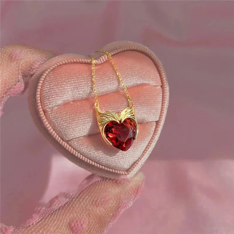 Colar Rainha em metal inox, folheado a ouro 14k ou prata com pedra zircônia. Design delicado, fecho seguro e alta durabilidade para destacar seu estilo.