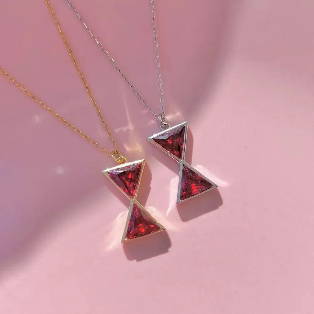 Colar Rainha em metal inox, folheado a ouro 14k ou prata com pedra zircônia. Design delicado, fecho seguro e alta durabilidade para destacar seu estilo.