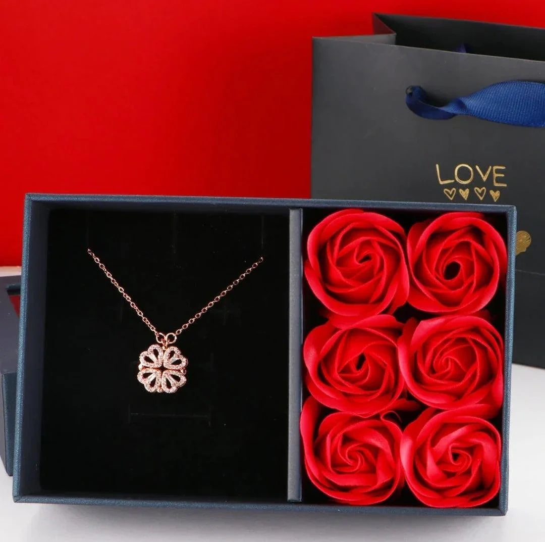 Colar Trevo de Coração com caixa elegante e 6 rosas preservadas. Um presente único que simboliza amor, sorte e beleza duradoura.