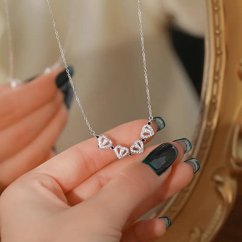 Colar Trevo de Coração com caixa elegante e 6 rosas preservadas. Um presente único que simboliza amor, sorte e beleza duradoura.