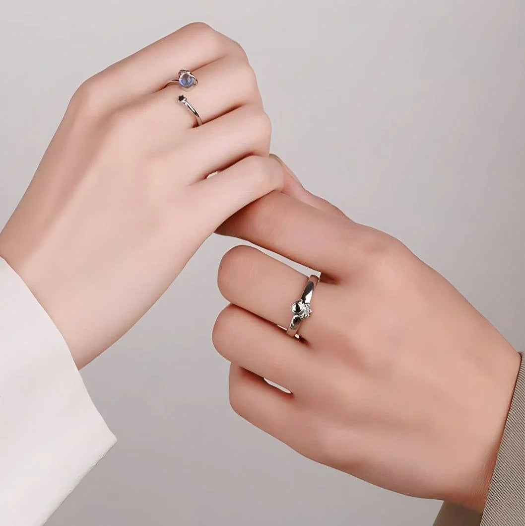 Par de alianças ajustáveis em prata 925 com design cósmico exclusivo, simbolizando um amor eterno e celestial. Conforto, estilo e significado.