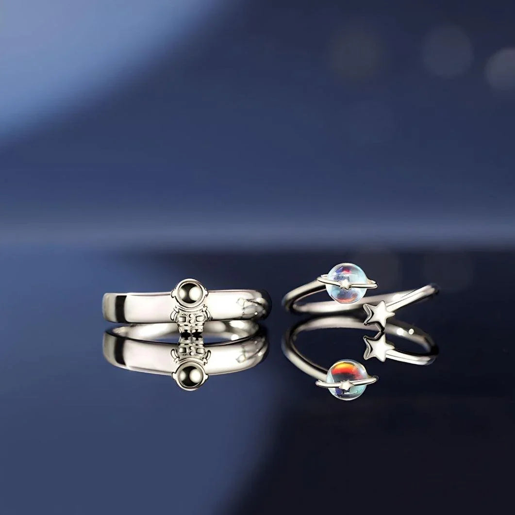 Par de alianças ajustáveis em prata 925 com design cósmico exclusivo, simbolizando um amor eterno e celestial. Conforto, estilo e significado.