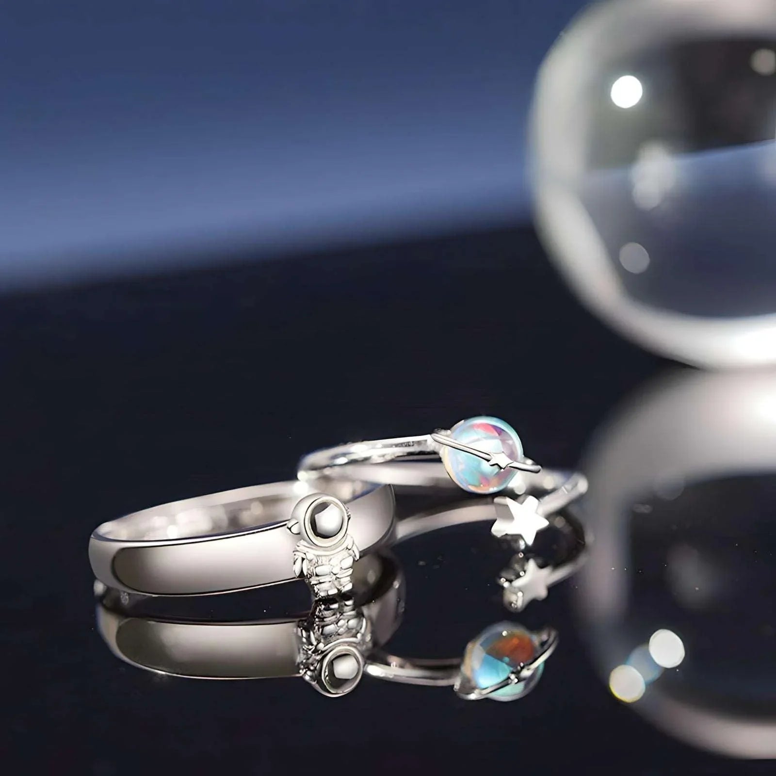 Par de alianças ajustáveis em prata 925 com design cósmico exclusivo, simbolizando um amor eterno e celestial. Conforto, estilo e significado.