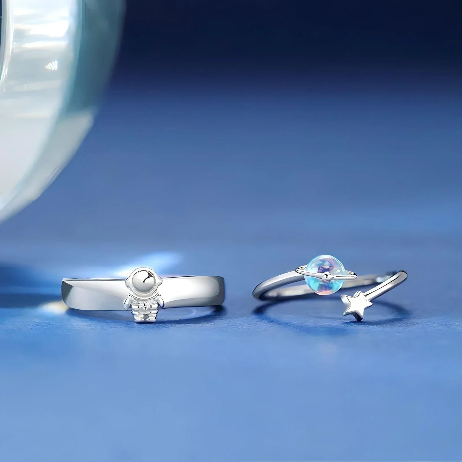 Par de alianças ajustáveis em prata 925 com design cósmico exclusivo, simbolizando um amor eterno e celestial. Conforto, estilo e significado.