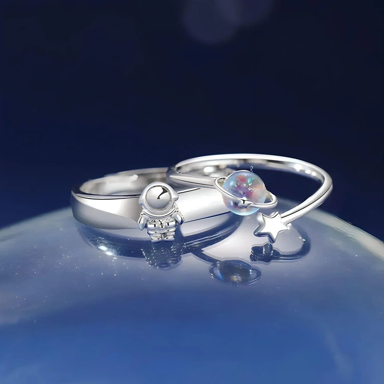 Par de alianças ajustáveis em prata 925 com design cósmico exclusivo, simbolizando um amor eterno e celestial. Conforto, estilo e significado.