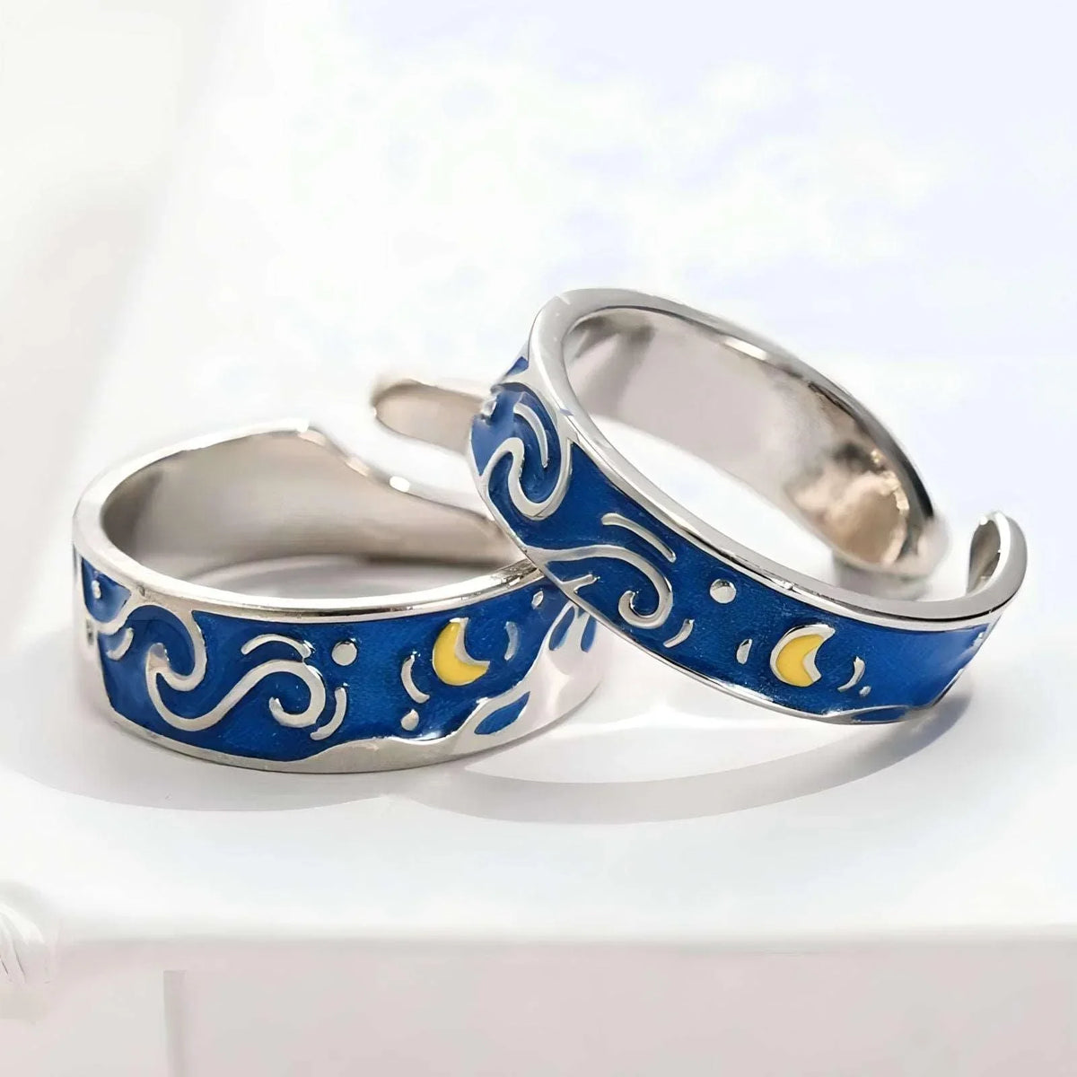 Par de alianças "Noite Estrelada", ajustáveis, com design cósmico e acabamento brilhante. Representam um amor eterno como o céu estrelado.