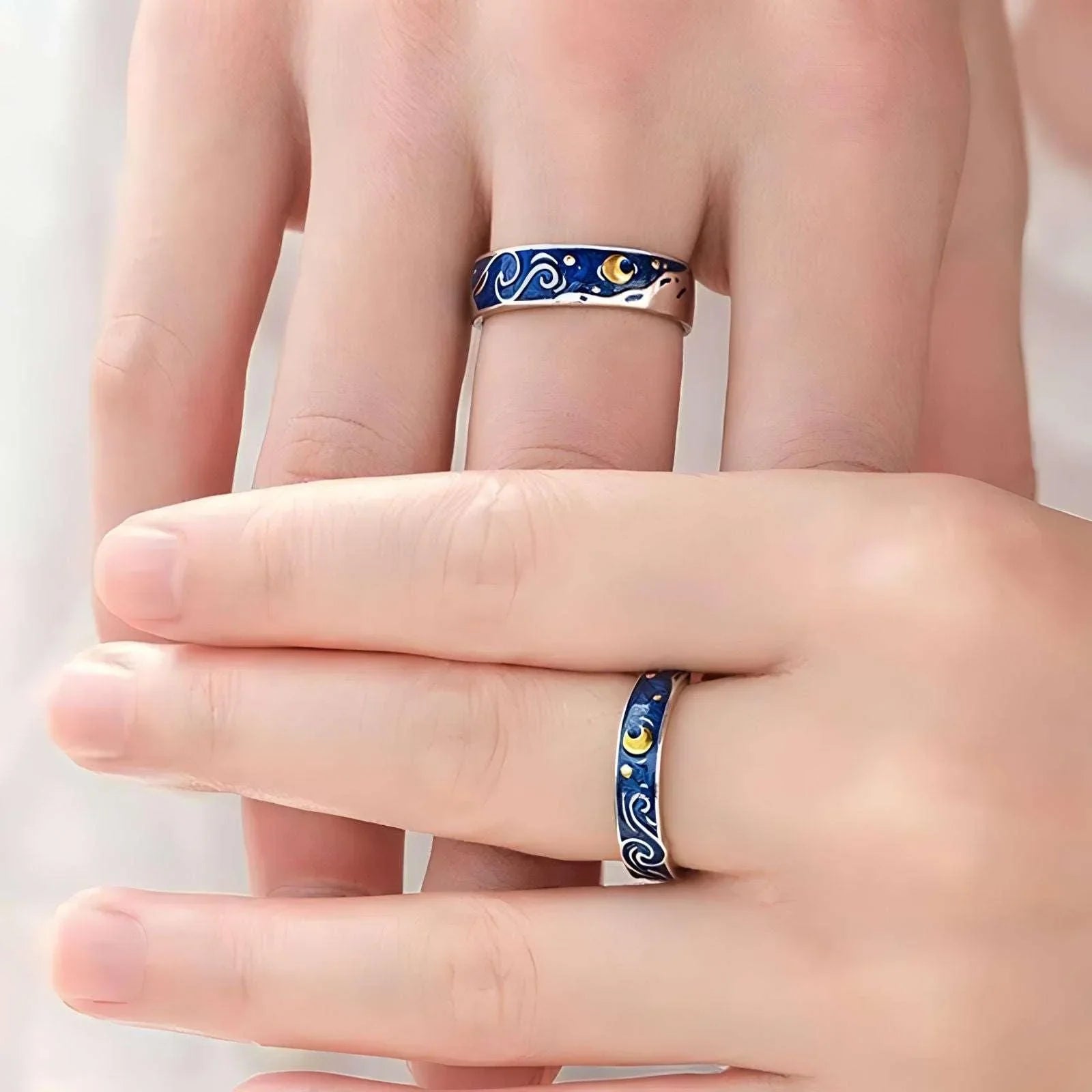 Par de alianças "Noite Estrelada", ajustáveis, com design cósmico e acabamento brilhante. Representam um amor eterno como o céu estrelado.