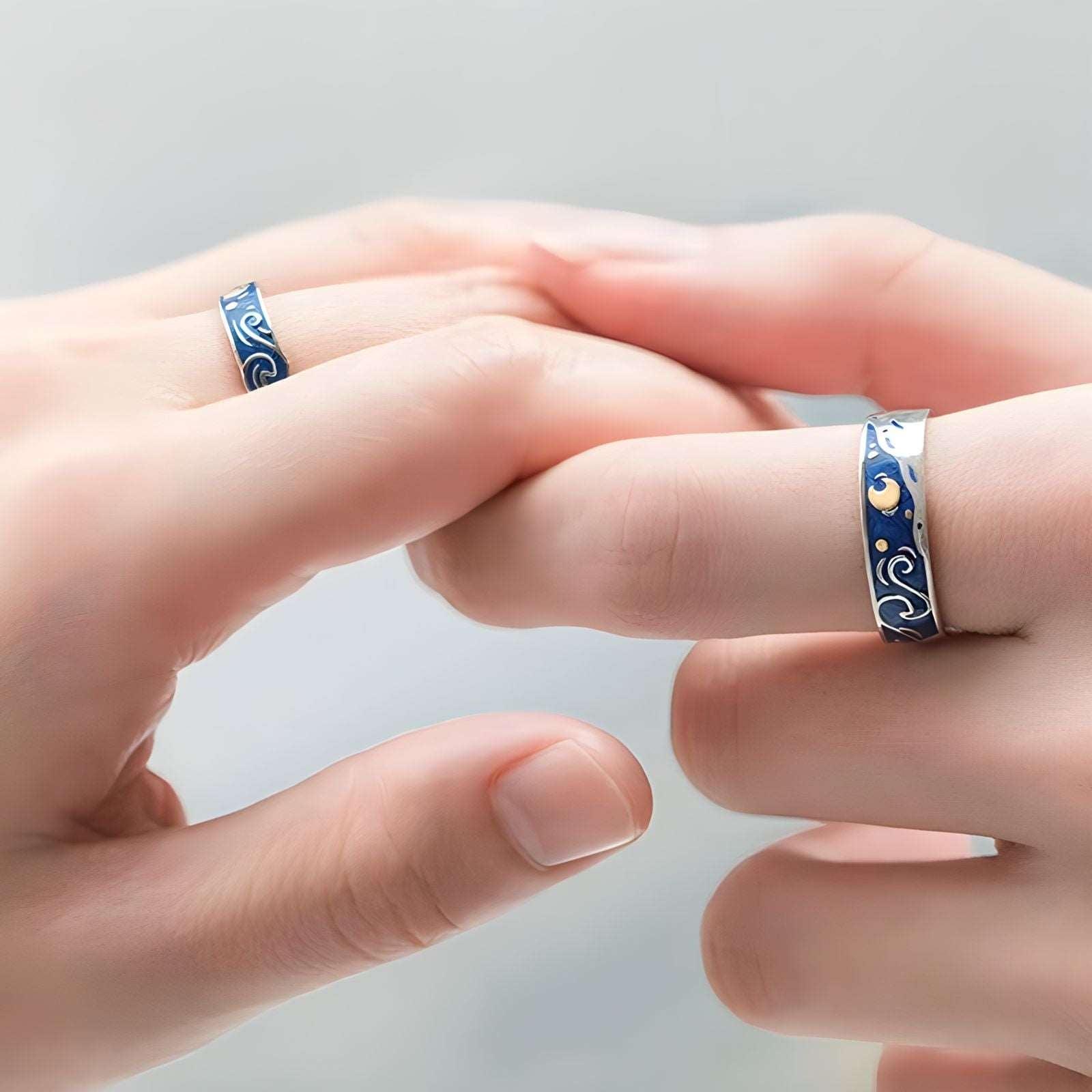 Par de alianças "Noite Estrelada", ajustáveis, com design cósmico e acabamento brilhante. Representam um amor eterno como o céu estrelado.
