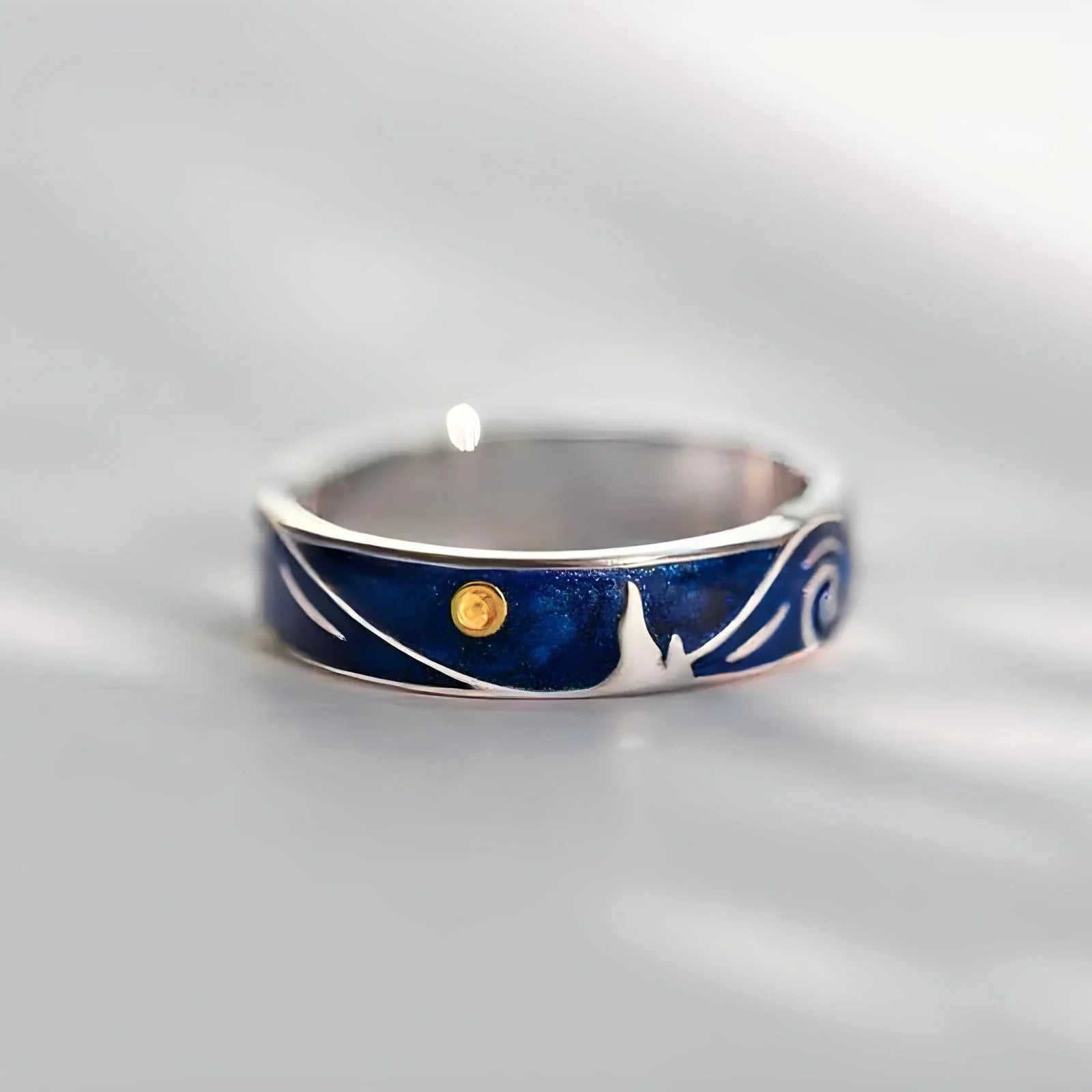 Par de alianças "Noite Estrelada", ajustáveis, com design cósmico e acabamento brilhante. Representam um amor eterno como o céu estrelado.