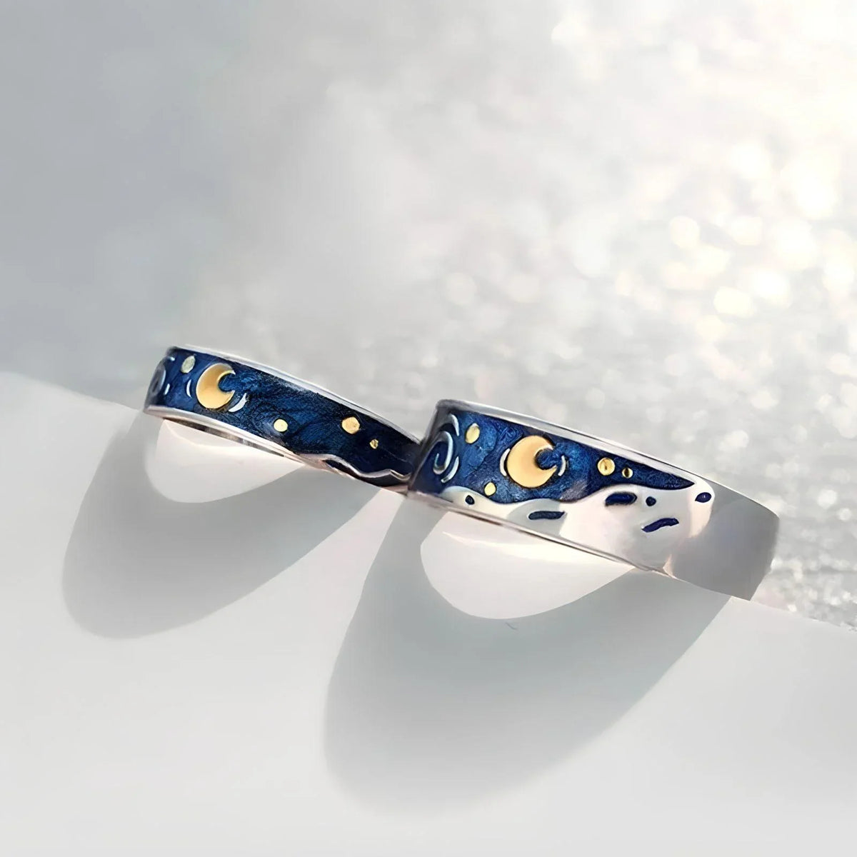 Par de alianças "Noite Estrelada", ajustáveis, com design cósmico e acabamento brilhante. Representam um amor eterno como o céu estrelado.