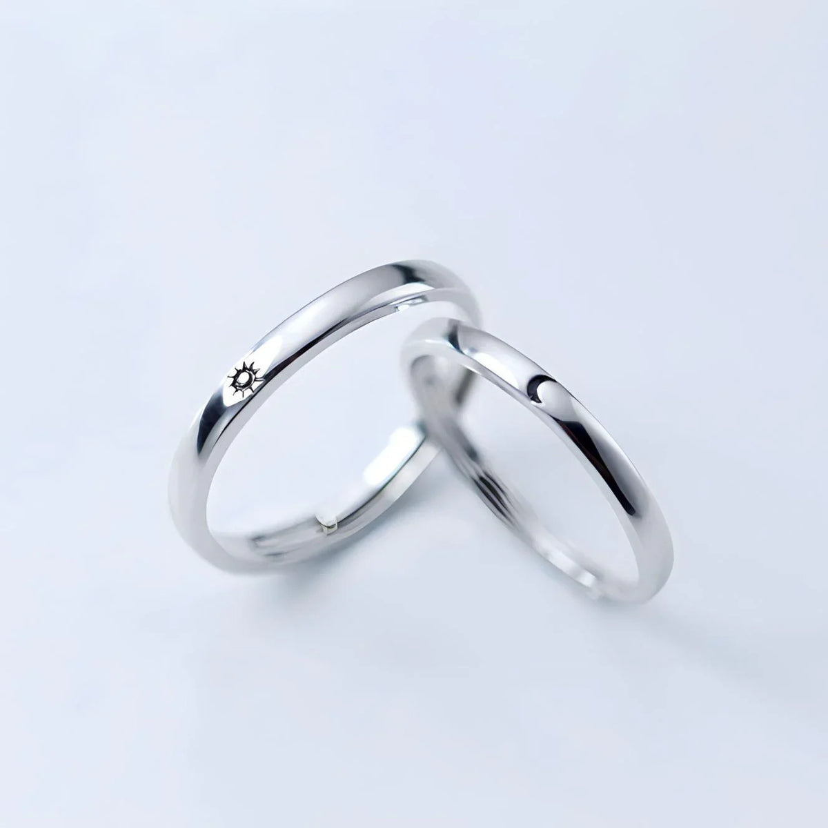 Par de alianças ajustáveis em Prata 925 com design solar e lunar, simbolizando amor, paixão e harmonia cósmica entre casais.