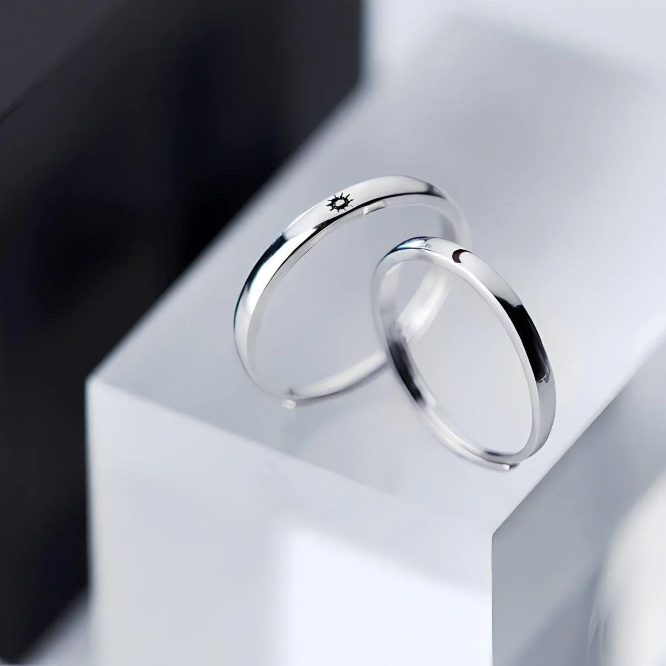 Par de alianças ajustáveis em Prata 925 com design solar e lunar, simbolizando amor, paixão e harmonia cósmica entre casais.