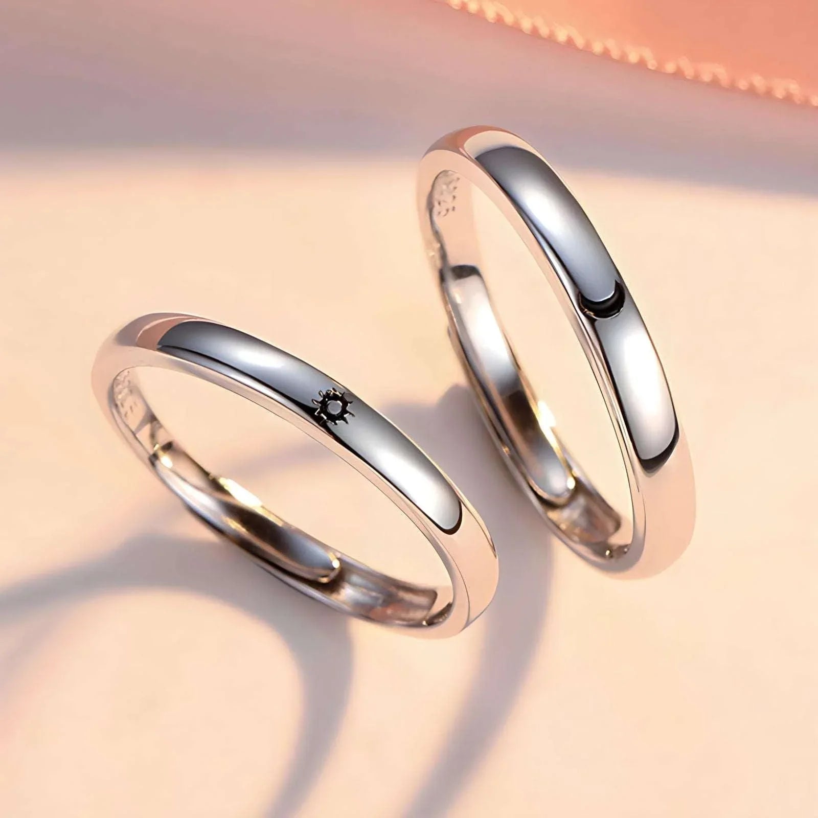Par de alianças ajustáveis em Prata 925 com design solar e lunar, simbolizando amor, paixão e harmonia cósmica entre casais.