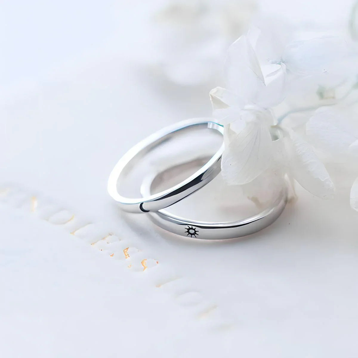 Par de alianças ajustáveis em Prata 925 com design solar e lunar, simbolizando amor, paixão e harmonia cósmica entre casais.