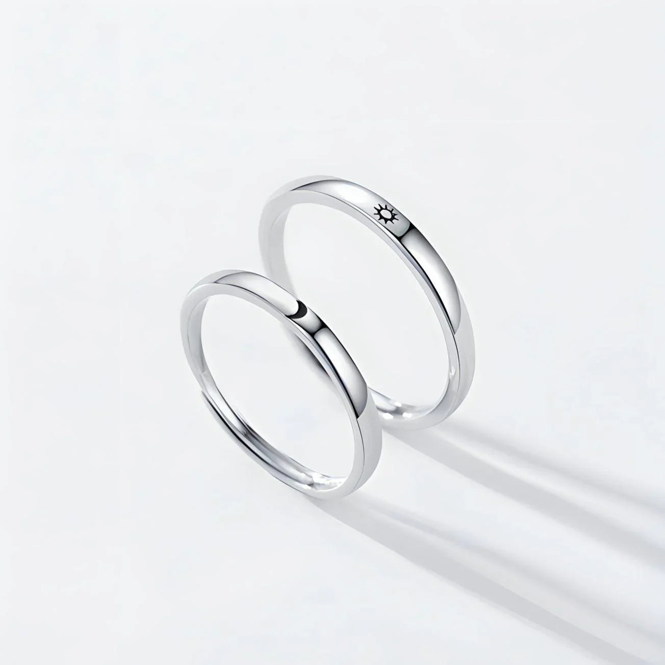 Par de alianças ajustáveis em Prata 925 com design solar e lunar, simbolizando amor, paixão e harmonia cósmica entre casais.