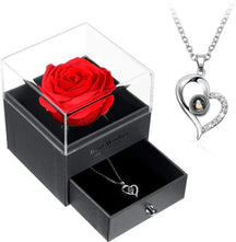 Colar "Eu Te Amo" em 100 idiomas com Rosa Eterna. Em prata 925, com caixa e cartão. Presente ideal para expressar amor eterno em qualquer ocasião.