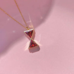 Colar Rainha em metal inox, folheado a ouro 14k ou prata com pedra zircônia. Design delicado, fecho seguro e alta durabilidade para destacar seu estilo.