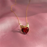 Colar Rainha em metal inox, folheado a ouro 14k ou prata com pedra zircônia. Design delicado, fecho seguro e alta durabilidade para destacar seu estilo.