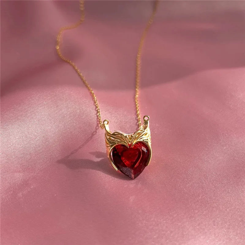 Colar Rainha em metal inox, folheado a ouro 14k ou prata com pedra zircônia. Design delicado, fecho seguro e alta durabilidade para destacar seu estilo.