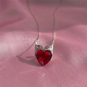 Colar Rainha em metal inox, folheado a ouro 14k ou prata com pedra zircônia. Design delicado, fecho seguro e alta durabilidade para destacar seu estilo.