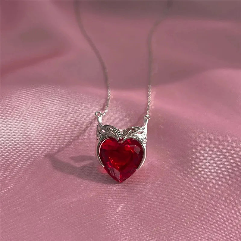 Colar Rainha em metal inox, folheado a ouro 14k ou prata com pedra zircônia. Design delicado, fecho seguro e alta durabilidade para destacar seu estilo.