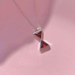Colar Rainha em metal inox, folheado a ouro 14k ou prata com pedra zircônia. Design delicado, fecho seguro e alta durabilidade para destacar seu estilo.