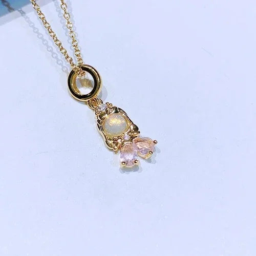 Joia inspirada nas princesas da Disney, com zircônia e banho em ouro 18k. Em aço inox, colar de 45 cm com pingente de 1,5 cm. Elegância e brilho únicos.
