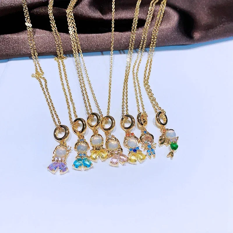Joia inspirada nas princesas da Disney, com zircônia e banho em ouro 18k. Em aço inox, colar de 45 cm com pingente de 1,5 cm. Elegância e brilho únicos.