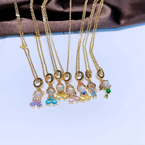 Joia inspirada nas princesas da Disney, com zircônia e banho em ouro 18k. Em aço inox, colar de 45 cm com pingente de 1,5 cm. Elegância e brilho únicos.