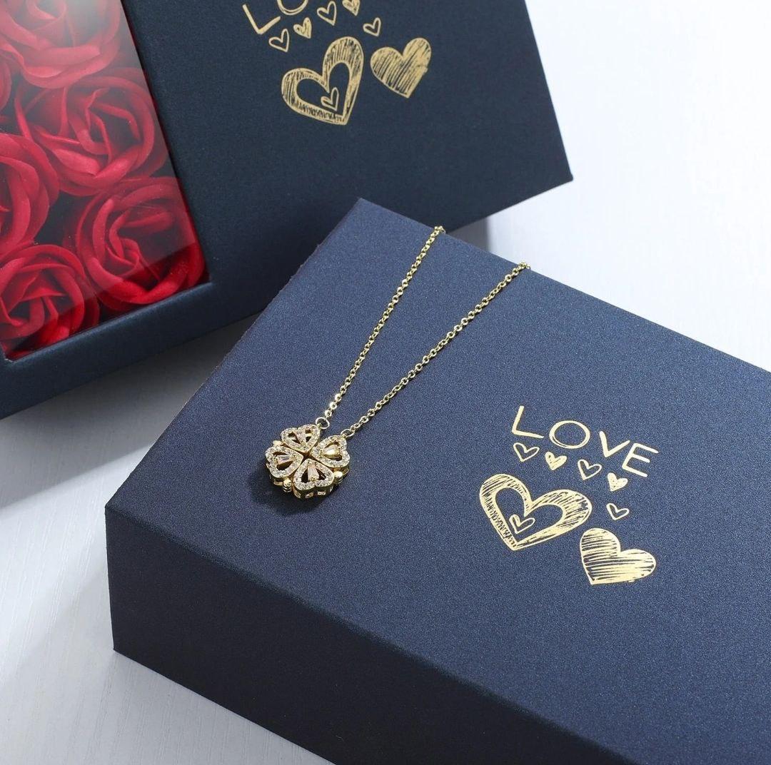 Colar Trevo de Coração com caixa elegante e 6 rosas preservadas. Um presente único que simboliza amor, sorte e beleza duradoura.