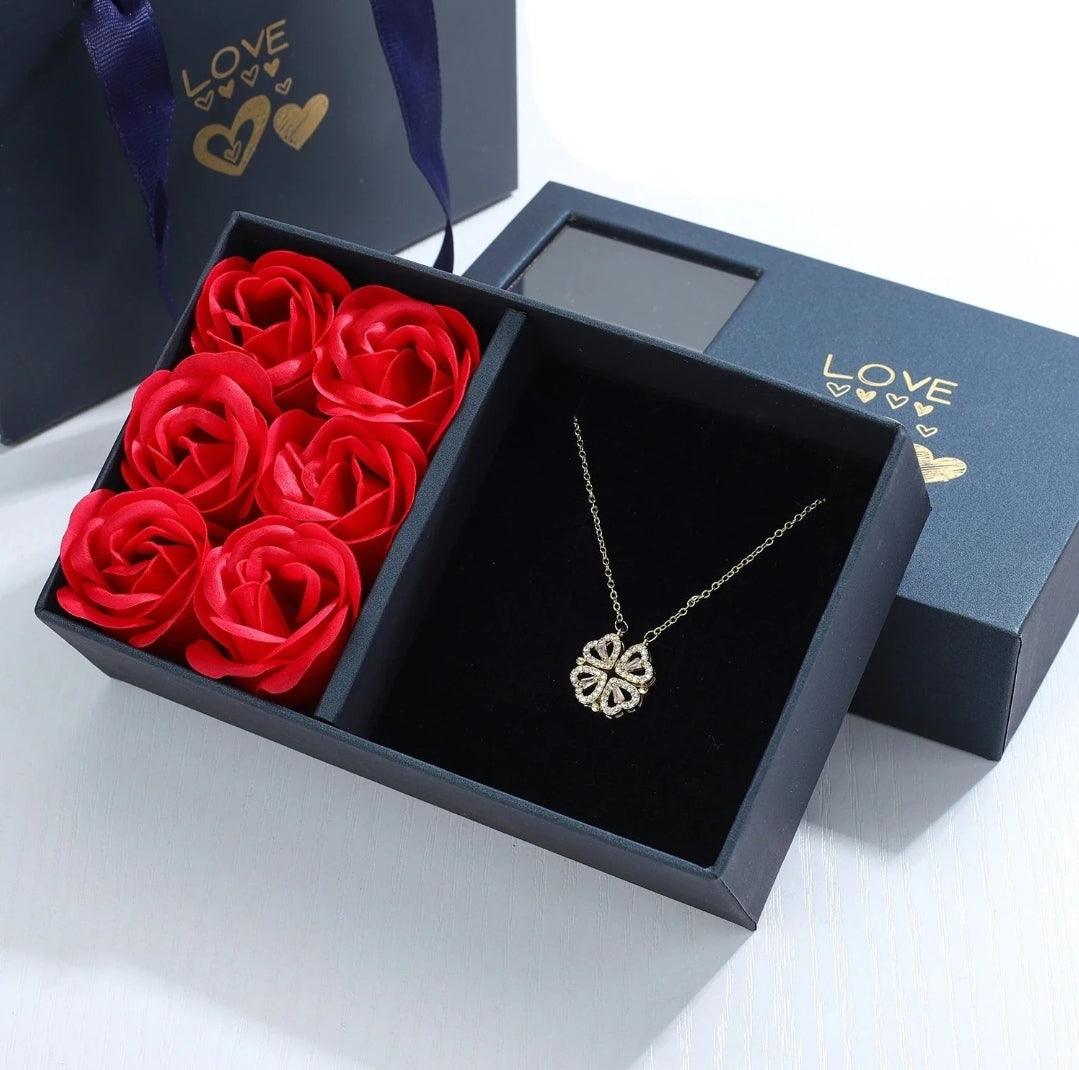 Colar Trevo de Coração com caixa elegante e 6 rosas preservadas. Um presente único que simboliza amor, sorte e beleza duradoura.