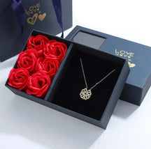 Colar Trevo de Coração com caixa elegante e 6 rosas preservadas. Um presente único que simboliza amor, sorte e beleza duradoura.