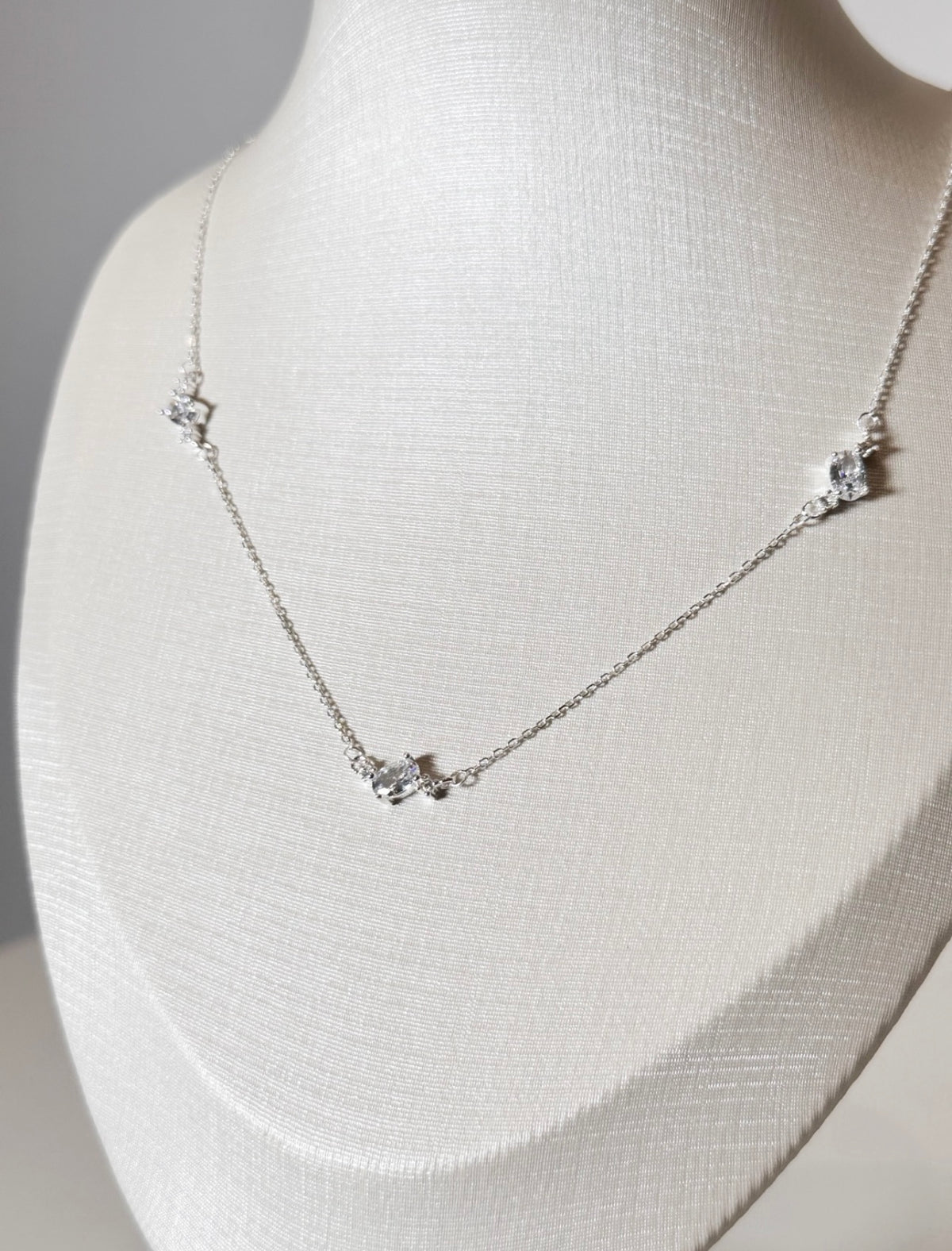 Colar Feminino em Prata 925 com 3 Zircônias Delicadas