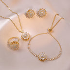 Kit Girassol banhado a ouro 18k com zircônia branca. Design exclusivo, brilho intenso e elegância para ocasiões especiais ou uso diário.